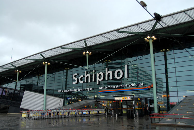 Espansione Aeroporto Amsterdam Schiphol 2016-2025: approvati 12 miliardi di Euro di investimenti, di cui 600 milioni nella nuova stazione ferroviaria.