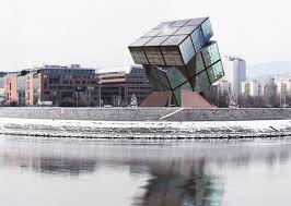 UN CENTRO ESPOSITIVO PER IL CUBO DI RUBIK